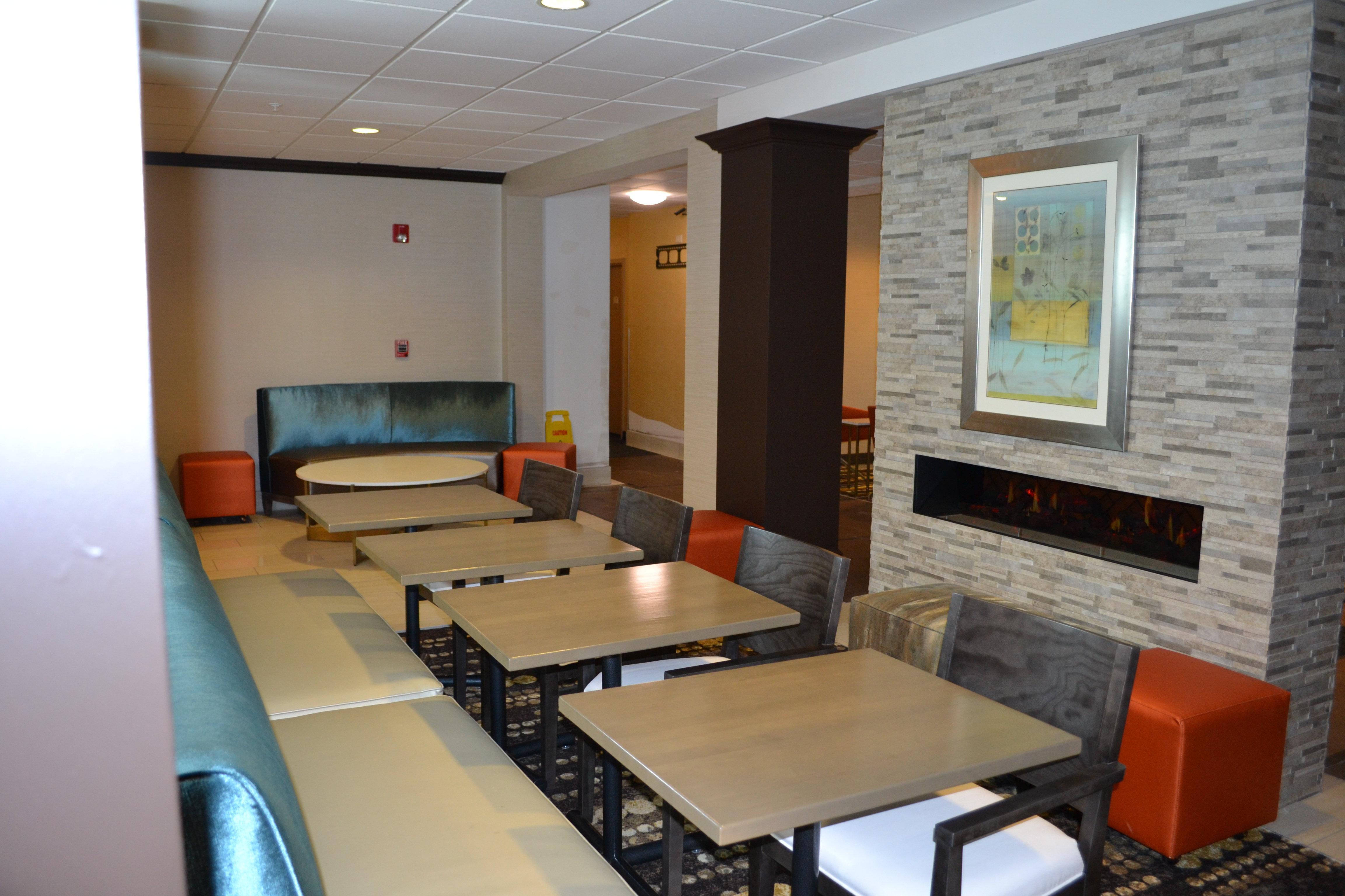 Holiday Inn Express Hotel & Suites Kent State University Exterior photo